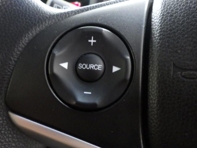 フィット 13G・Lパッケージ 禁煙車 社外ナビ リアカメラ スマートキー ETC LEDヘッドライト 安心パッケージ 軽減ブレーキ 盗難警報装置 Bカメ Sキー フルセグ フルオートエアコン 整備記録簿 ナビTV リモコンキー(5枚目)