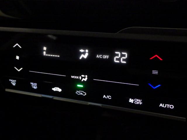 フィット 13G・Lパッケージ 禁煙車 社外ナビ リアカメラ スマートキー ETC LEDヘッドライト 安心パッケージ 軽減ブレーキ 盗難警報装置 Bカメ Sキー フルセグ フルオートエアコン 整備記録簿 ナビTV リモコンキー(6枚目)