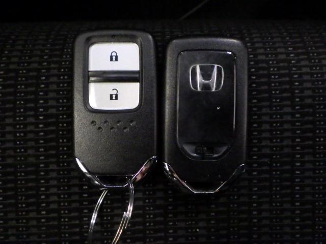 フィット 13G・Lパッケージ 禁煙車 社外ナビ リアカメラ スマートキー ETC LEDヘッドライト 安心パッケージ 軽減ブレーキ 盗難警報装置 Bカメ Sキー フルセグ フルオートエアコン 整備記録簿 ナビTV リモコンキー(11枚目)