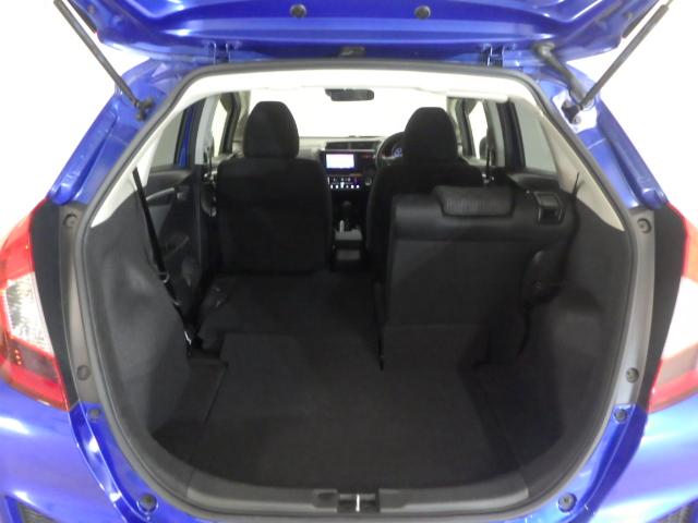 フィット 13G・Lパッケージ 禁煙車 社外ナビ リアカメラ スマートキー ETC LEDヘッドライト 安心パッケージ 軽減ブレーキ 盗難警報装置 Bカメ Sキー フルセグ フルオートエアコン 整備記録簿 ナビTV リモコンキー(16枚目)
