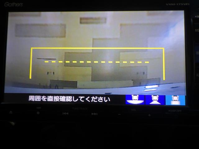フィット 13G・Lパッケージ 禁煙車ナビ リアカメラ スマートキー 社外アルミ LEDヘッドライト ETC 安心パッケージ ドアバイザー 軽減ブレーキ 盗難警報装置 Bカメ Sキー フルセグ フルオートエアコン 整備記録簿 USB(3枚目)