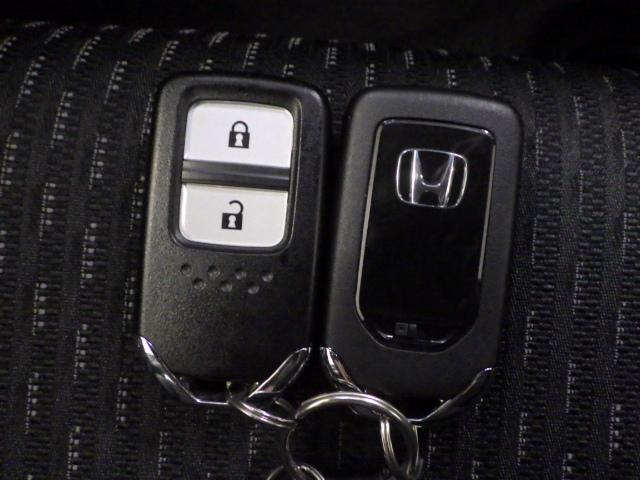 フィット 13G・Lパッケージ 禁煙車ナビ リアカメラ スマートキー 社外アルミ LEDヘッドライト ETC 安心パッケージ ドアバイザー 軽減ブレーキ 盗難警報装置 Bカメ Sキー フルセグ フルオートエアコン 整備記録簿 USB(6枚目)