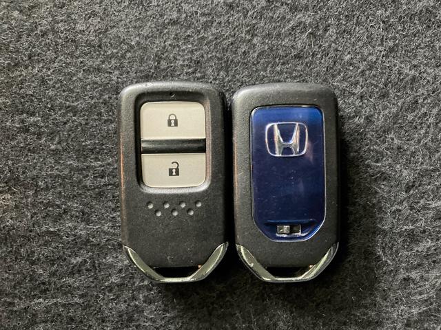 フィットハイブリッド Ｆパッケージ　禁煙　純正ナビ　スマートキー　リアカメラ　ケンウッドドラレコ　ＥＴＣ　Ｂｌｕｅｔｏｏｔｈ　地デジ　弊社下取り　オートリトラミラー　横滑り防止装置　フルオートエアコン　エコモード　イモビライザー（11枚目）