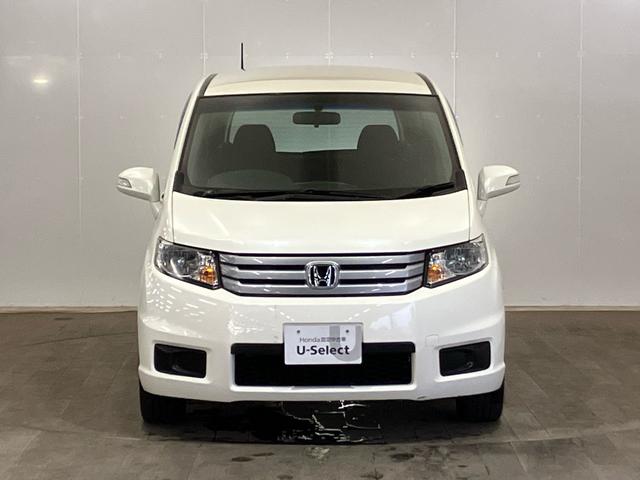 フリードスパイク GL 禁煙 ストラーダナビ 両側電動スライドドア スマートキー リアカメラ ETC クルーズコントロール 横滑り防止装置 弊社下取り車 純正アルミ 地デジ CD/DVD フルオートエアコン 記録簿付き(6枚目)