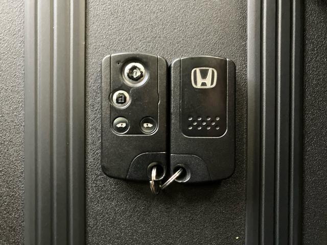 フリードスパイク GL 禁煙 ストラーダナビ 両側電動スライドドア スマートキー リアカメラ ETC クルーズコントロール 横滑り防止装置 弊社下取り車 純正アルミ 地デジ CD/DVD フルオートエアコン 記録簿付き(13枚目)