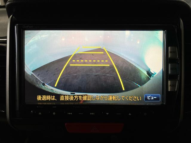 【バックカメラ】ギアをリバースに入れれば自動的にモニターが切り換わるので、車庫入れや後退確認がラクラクOKです!