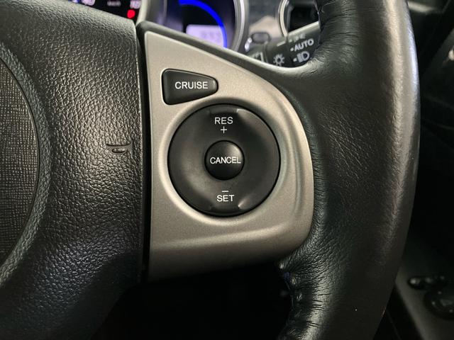 【クルーズコントロール】アクセルペダルを踏まずに一定の車速で走行できますので、高速道路など加減速の少ない道で便利です。