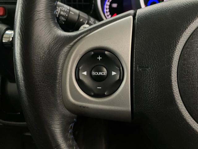 ★ステアリングにはオーディオコントロールスイッチが付いていますので、目線を正面から外すことが無く、また、ステアリングから手を離さずにオーディオ操作ができます.