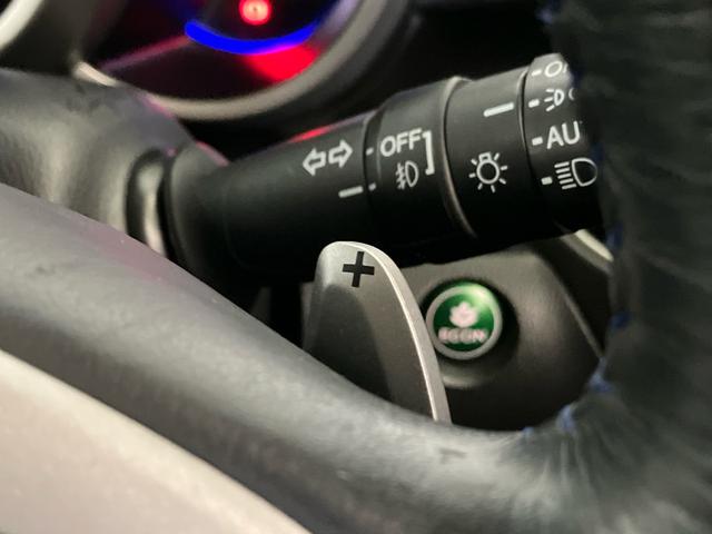 【パドルシフト】ステアリングから手を放さずに自在にシフト操作が行えるパドルシフト!指先でパドルを操り、オートマ車でもマニュアル車の感覚で走りをスポーティーに楽しめます!