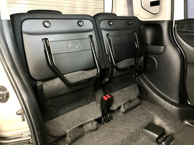 【シートアレンジ】リアシート座面を持ち上げると、背の高い荷物を積むのに便利なトールモードに変身します!