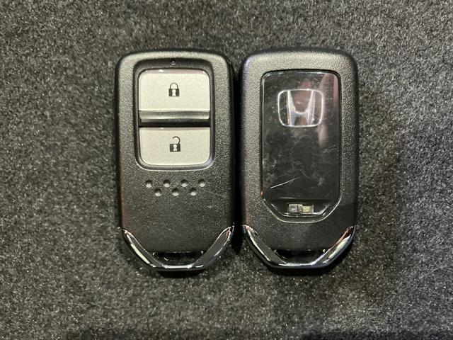 【スマートキー】持っているだけでエンジン始動や、ドアロックの開閉まで出来ちゃう賢く便利なスマートキーを装備！イモビライザーでセキュリティー対策もＯＫ！