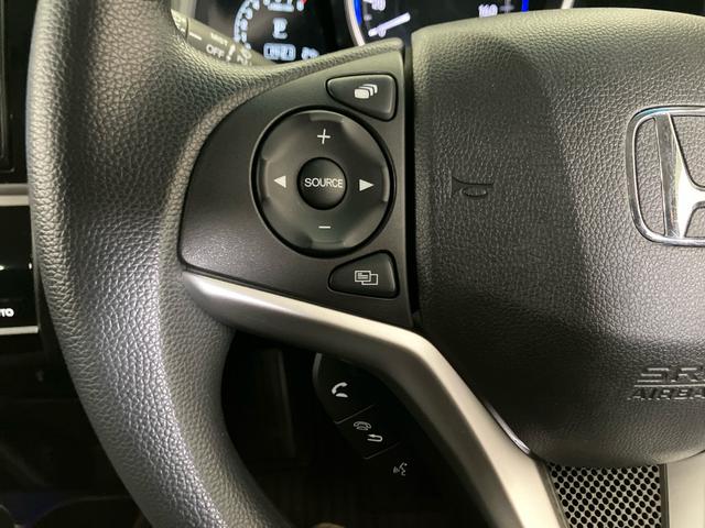 ★ステアリングにはオーディオコントロールスイッチが付いていますので、目線を正面から外すことが無く、また、ステアリングから手を離さずにオーディオ操作ができます．