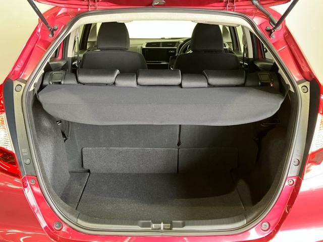 【ラゲッジスペース】ラケッジスペースは四角く、高さ・奥行きが有るので、５人乗っても、十分なスペースが有ります！