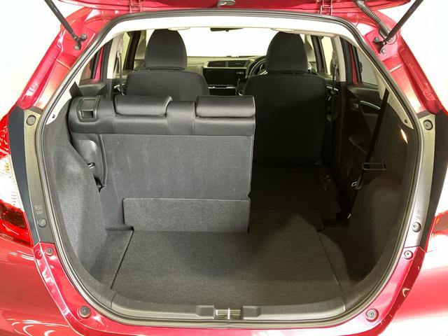 【シートアレンジ】後席はワンアクションで多彩なシートアレンジを可能にする、ダイブダウン方式です。後席をダイブダウンさせると広大なフラットな荷室として使えます！