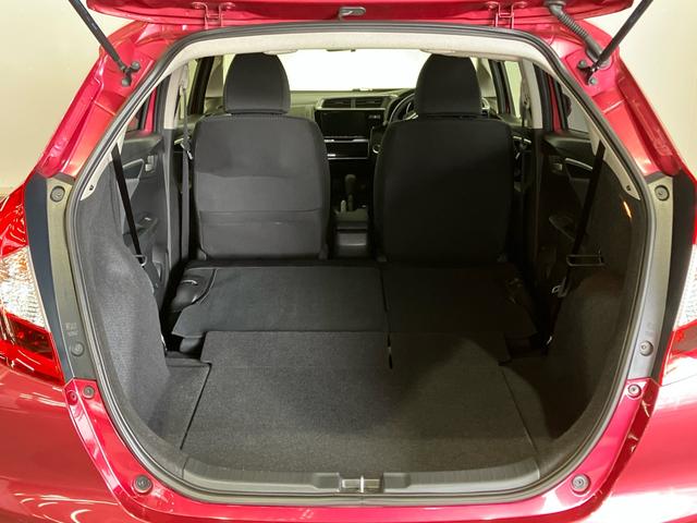 【シートアレンジ】後席はワンアクションで多彩なシートアレンジを可能にする、ダイブダウン方式です。後席をダイブダウンさせると広大なフラットな荷室として使えます！