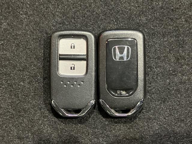 【スマートキー】持っているだけでエンジン始動や、ドアロックの開閉まで出来ちゃう賢く便利なスマートキーを装備！イモビライザーでセキュリティー対策もＯＫ！