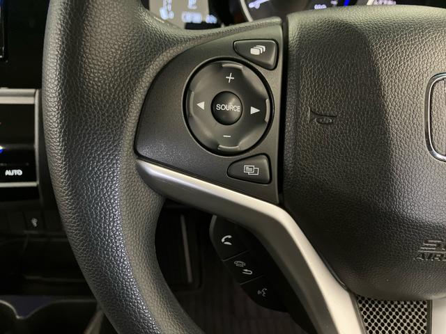★ステアリングにはオーディオコントロールスイッチが付いていますので、目線を正面から外すことが無く、また、ステアリングから手を離さずにオーディオ操作ができます．
