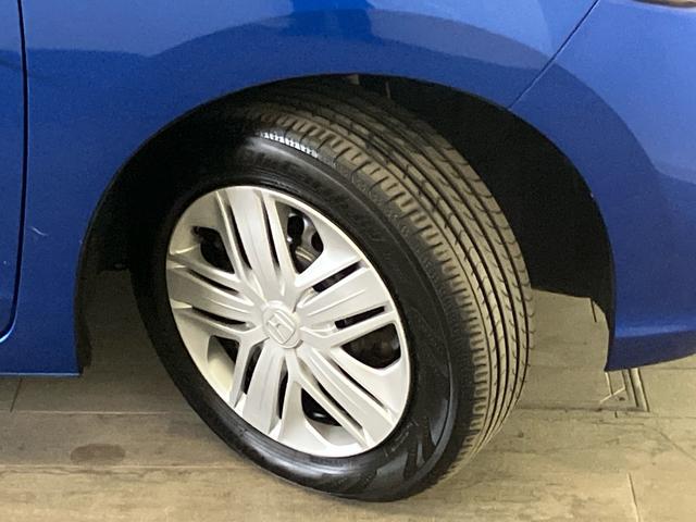 タイヤは２０２３年製のヨコハマ・ブルーアースを装着しております。残り溝も十分ございます。