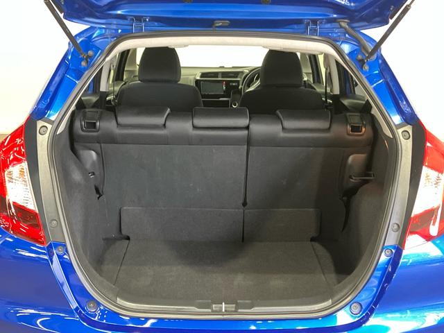 【ラゲッジスペース】ラケッジスペースは四角く、高さ・奥行きが有るので、５人乗っても、十分なスペースが有ります！