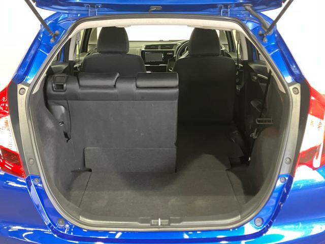 【シートアレンジ】後席はワンアクションで多彩なシートアレンジを可能にする、ダイブダウン方式です。後席をダイブダウンさせると広大なフラットな荷室として使えます！