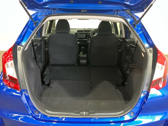 【シートアレンジ】後席はワンアクションで多彩なシートアレンジを可能にする、ダイブダウン方式です。後席をダイブダウンさせると広大なフラットな荷室として使えます！