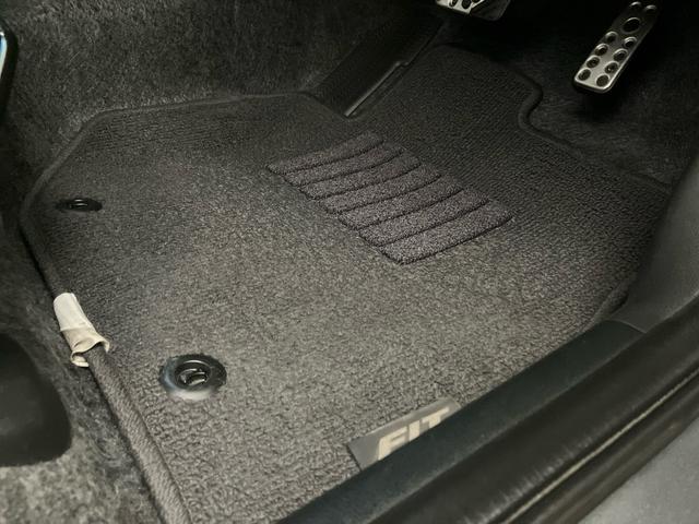 フィットハイブリッド RS 禁煙 カロッツェリアメモリー リアカメラ 弊社下取車 記録簿付 クルーズコントロール 横滑り防止装置 地デジ CD HIDヘッドライト ETC パドルシフト キーレスエントリーキー 3スポーツモード(22枚目)