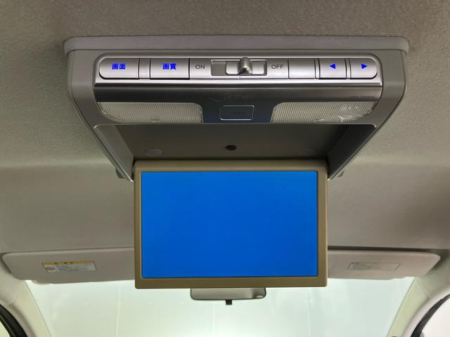 【リア席モニター】純正リア席モニター（ＶＭ−１０８Ｎ）を装備しております。フリップダウン式なので使わない時、モニターはコンパクトに収納出来ます。