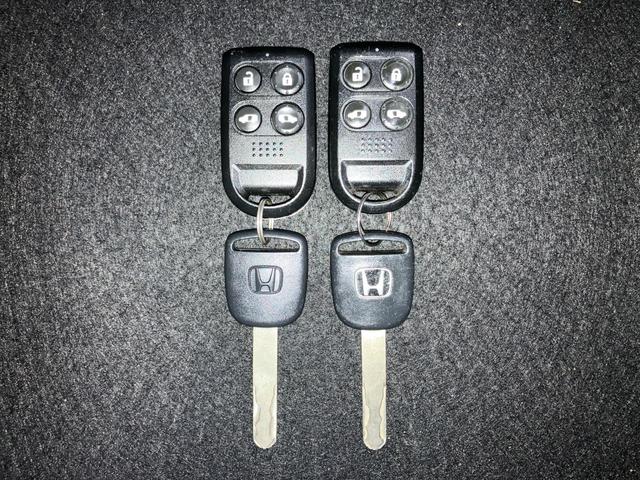 【キーレスエントリー】キーボタンを押すだけで、ドアロックの開閉が可能です。重い手荷物を持っていたり、夜のドアの開閉にとっても便利です。