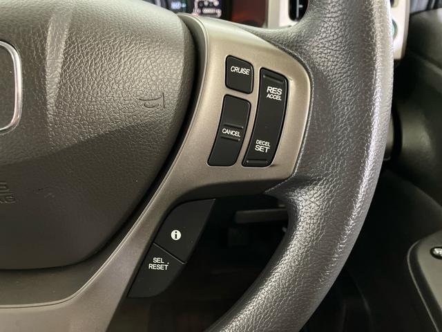 【クルーズコントロール】アクセルペダルを踏まずに一定の車速で走行できますので、高速道路など加減速の少ない道で便利です。