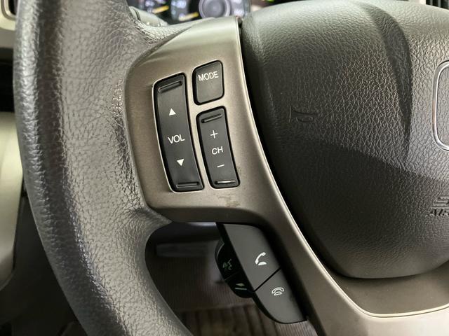 ★ステアリングにはオーディオコントロールスイッチが付いていますので、目線を正面から外すことが無く、また、ステアリングから手を離さずにオーディオ操作ができます．
