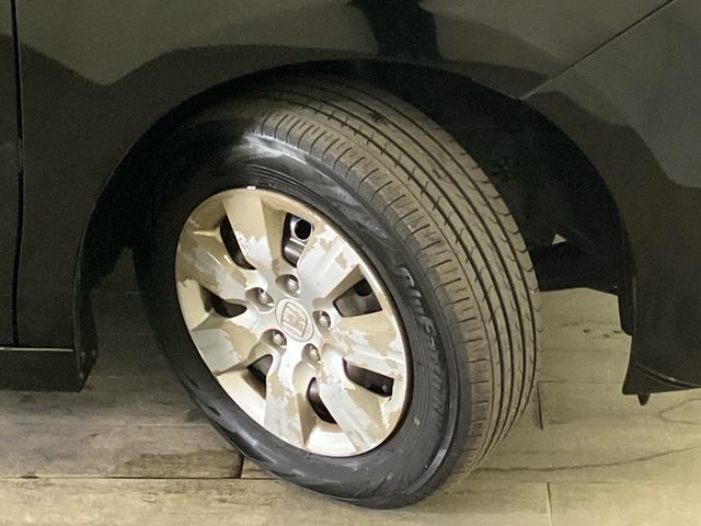 タイヤは２０２３年製のヨコハマ・ブルーアースを装着しております。残り溝も十分ございます。