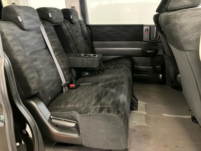 【セカンドシート】２列目は、ソファのようなゆったりとした厚みのあるベンチシートです！３列目へのアクセスは、ワンタッチで簡単に折り畳める６：４分割タンブルシート機構を採用してます！