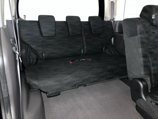 【３列目シート】３列目は十分な足元スペースと大人もゆったり座れるだけのスペースが有ります。更に使わない時は折りたたんで床下に収納出来ます。