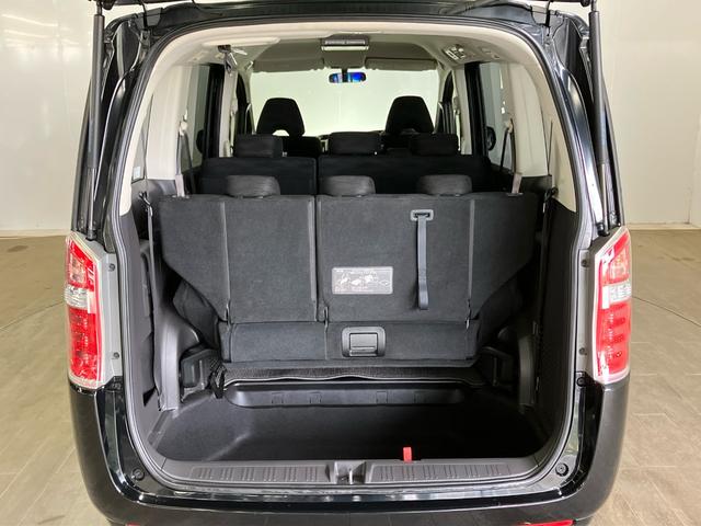 【大容量ラッゲジアンダースペース】３列目シートを収納しない状態でも、ベビーカーやゴルフバッグなど背の高いアイテムをそのまま立てて収納する事も可能な便利なスペースです！