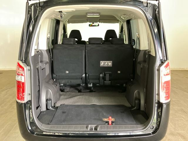 【シートアレンジ】３列目シートは使わない時は収納できるので、普段は２列５人乗りで使用し、いざという時に最大８人乗りのミニバンとしてお使い頂けます。