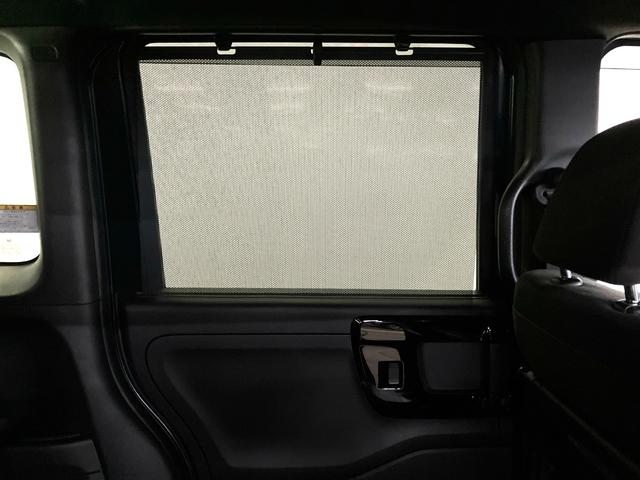 【ロールサンシェイド】スライドドアの窓にはロールサンシェイドが装備されております！日差しを和らげるだけでなく、プライバシー保護にも役立ちます。