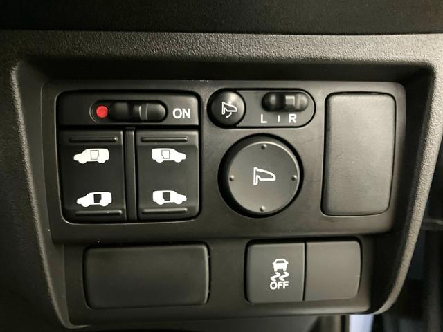 フリードスパイクハイブリッド ジャストセレクション　禁煙　純正ナビ　弊社下取りワンオーナー車　後期モデル　両側電動スライドドア　リアカメラ　スマートキー　クルーズコントロール　Ｂｌｕｅｔｏｏｔｈ　地デジ　ＣＤ／ＤＶＤ　横滑り防止装置　ＨＩＤ　ＥＴＣ（11枚目）