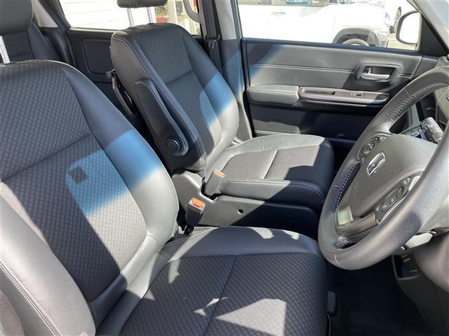 フリードハイブリッド ハイブリッド・Gホンダセンシング 社外8型SDナビ(フルセグTV/CD/DVD/BT) ホンダセンシング フリップダウンモニター 両側パワスラ クルコン ドラレコ ETC シートヒーター USB 純正LED 純正アルミホイール(13枚目)