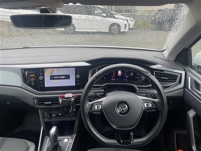 ポロ ＴＳＩハイライン　純正ナビ　ＤＶＤ　ＢＴ　レーダークルーズコントロール　ＢＳＭ　ＥＴＣ２．０　純正１６インチＡＷ　ＬＥＤヘッドライト　パーキングアシスト　ドラレコ　バックカメラ　オートライト　コーナーセンサー（4枚目）