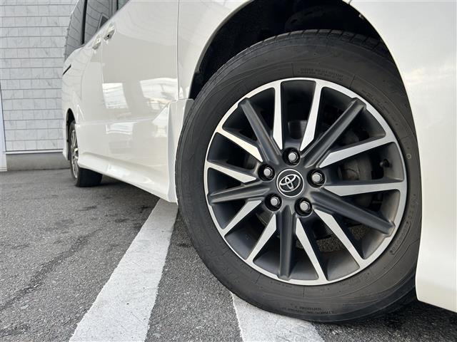 ヴォクシー ＺＳ　純正７型ＳＤナビ（フルセグＴＶ／ＣＤ／ＤＶＤ／ＢＴ）バックカメラ　後席フリップダウンモニター　両側パワスラ　ＥＴＣ　純正フロアマット　純正ＬＥＤヘッドライト　純正１６インチアルミホイール　スマートキー（17枚目）