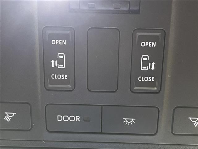 【　両側電動スライドドア　】小さなお子様でもボタン一つで楽々乗り降り出来ます♪駐車場で両手に荷物を抱えている時でもボタンを押せば自動で開いてくれますので、ご家族でのお買い物にもとっても便利な人気装備