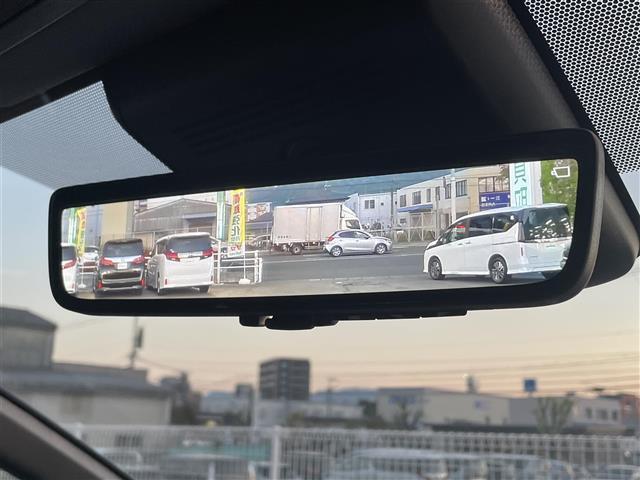 【　デジタルインナーミラー　】車両後方カメラの映像をインナーミラー内のディスプレイに表示します。