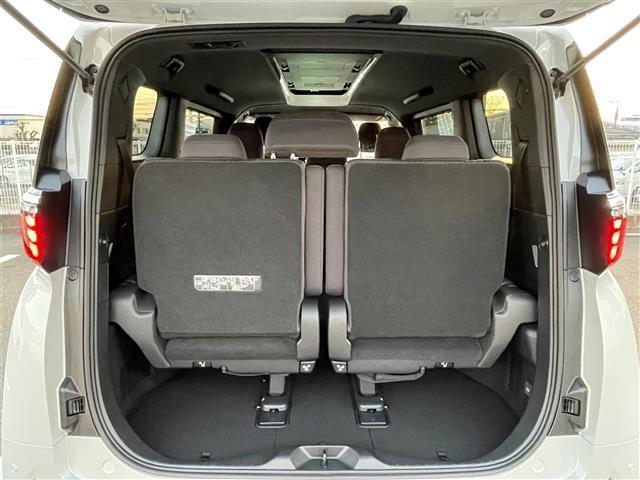 【　ラゲッジルーム　】大容量のスペースを確保。リアシートを倒すことでバリエーション豊かに収納できます。