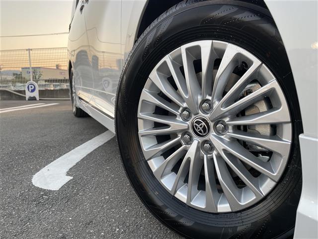 【　純正１７インチアルミホイール　】デザイン性に優れたモデルです