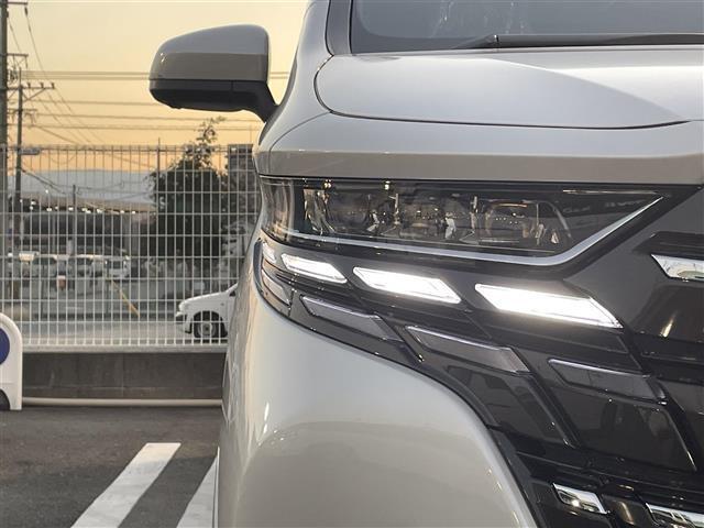 【　オートＬＥＤヘッドライト　】オートライト機能で消し忘れなし。ハロゲンヘッドランプより明るく遠くを照射。視認性、スタイリッシュな白色光が魅力です。