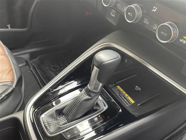 ヴェゼル ｅ：ＨＥＶ　Ｚ　純正９型ディスプレイオーディオ【ナビ・ＢＴ・フルセグＴＶ】　バックカメラ　ホンダセンシング　コーナーセンサー　ＭＴモード付ＡＴ　ブラインドスポット　レーダークルコン　社外ドライブレコーダー前後　シート（8枚目）