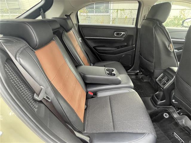 ヴェゼル ｅ：ＨＥＶ　Ｚ　純正９型ディスプレイオーディオ【ナビ・ＢＴ・フルセグＴＶ】　バックカメラ　ホンダセンシング　コーナーセンサー　ＭＴモード付ＡＴ　ブラインドスポット　レーダークルコン　社外ドライブレコーダー前後　シート（11枚目）