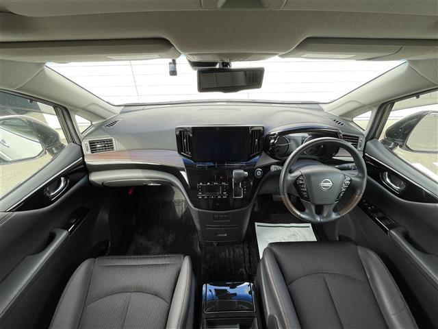 エルグランド ３５０ハイウェイスターアーバンクロム　純正１０型ＳＤナビ（フルセグＴＶ／ＣＤ／ＤＶＤ／ＢＴ）　全方位　コーナーセンサー　ブラインドスポット　Ｗサンルーフ　フリップダウンモニター　クルコン　助手席オットマン　ドラレコ　電動リア　ＥＴＣ（3枚目）