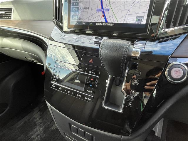 エルグランド ３５０ハイウェイスターアーバンクロム　純正１０型ＳＤナビ（フルセグＴＶ／ＣＤ／ＤＶＤ／ＢＴ）　全方位　コーナーセンサー　ブラインドスポット　Ｗサンルーフ　フリップダウンモニター　クルコン　助手席オットマン　ドラレコ　電動リア　ＥＴＣ（11枚目）