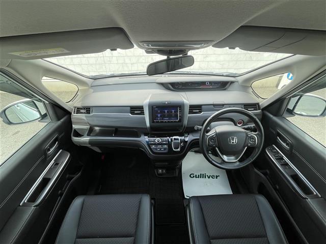 フリードハイブリッド ハイブリッド・Ｇホンダセンシング　純正７型ＳＤナビ（フルセグＴＶ／ＣＤ／ＤＶＤ／ＢＴ）バックカメラ　ホンダセンシング　コーナーセンサー（後方）　両側パワスラ　レーダークルコン　前後ドラレコ　ＥＴＣ　シートヒーター純正ＬＥＤヘッドライト（3枚目）